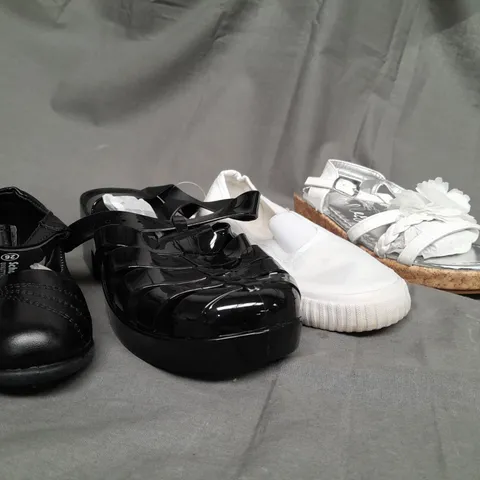 BOX OF APPROX 30 ASSORTED KIDS SHOES IN VARIOUS SIZES & COLOURS