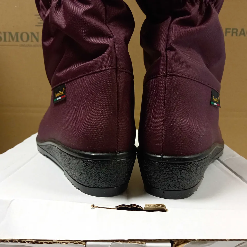 BOXED PAIR OF DESIGNER BORG LINED BURGUNDY BOOTS - SIZE 7