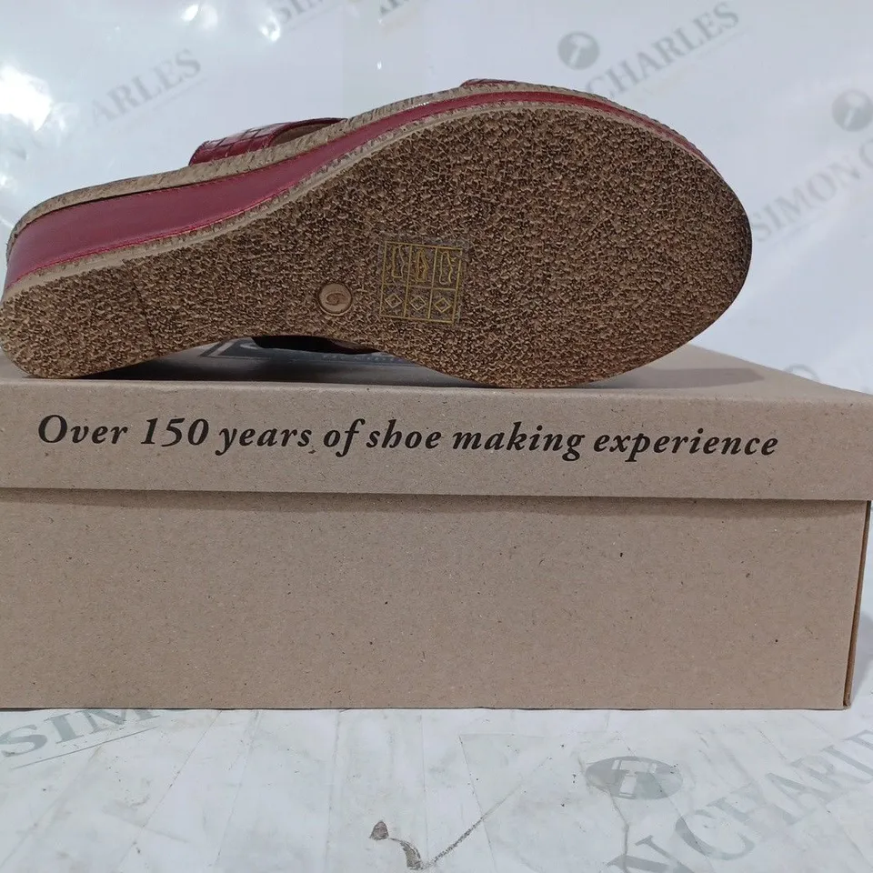 BOXED PAIR OF CUSHION-WALK CYPRESS WEDGE SANDALS IN RED SIZE 6