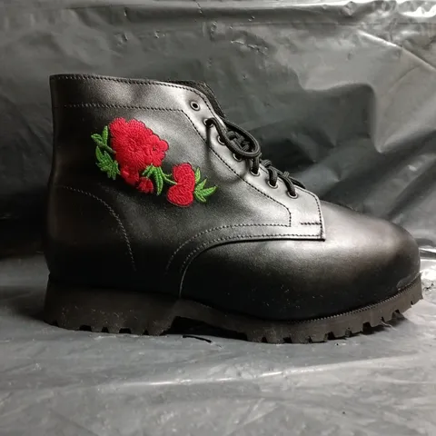 BOXED PAIR OF UNBRANDED SHOES IN BLACK W. ROSE DETAIL SIZE UNSPECIFIED