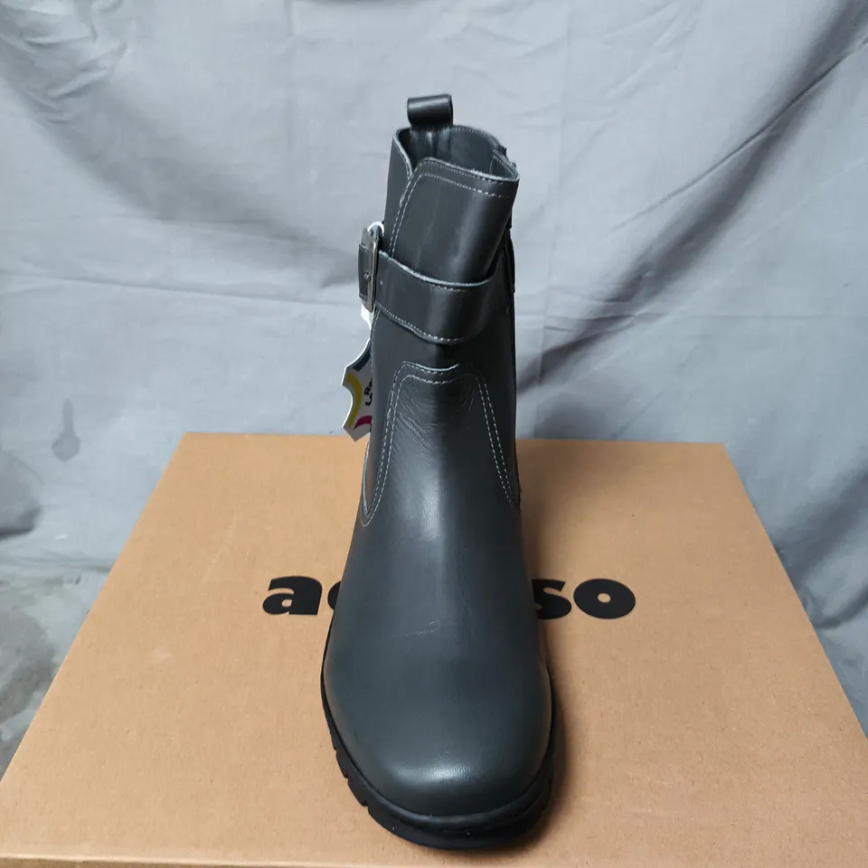 BOXED PAIR OF ADESSO WOMEN'S BLACK LEATHER BUCKLE ANKLE BOOTS – UK 6 (EU 39)