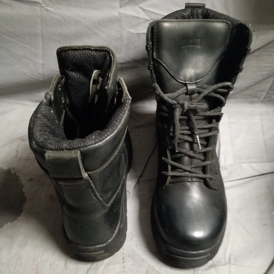 MAGNUM STEEL TOE PROTECTIVE BOOT IN BLACK - UK 8