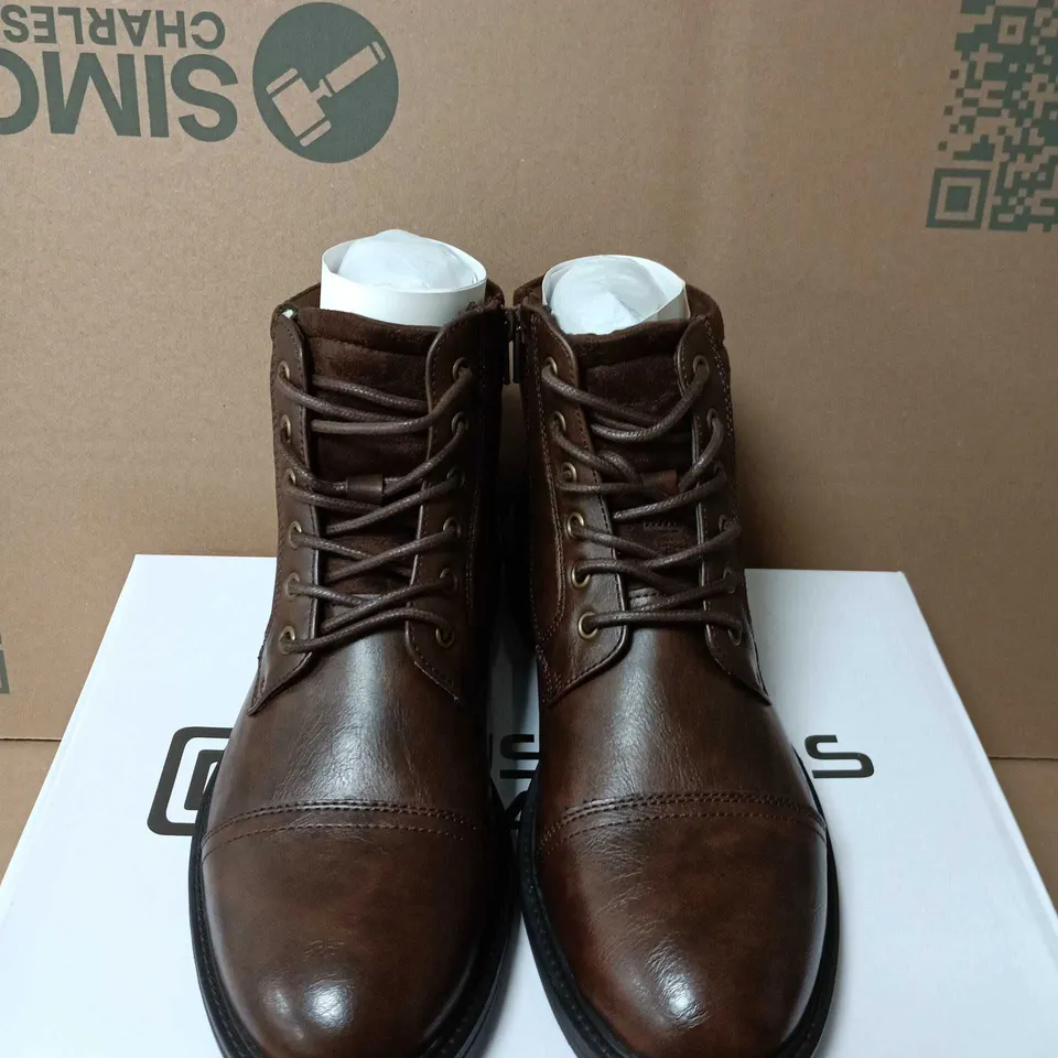 BOXED PAIR OF BUSINESS CLASS MENS BROWN LEATHER BOOTS - UK SIZE 8