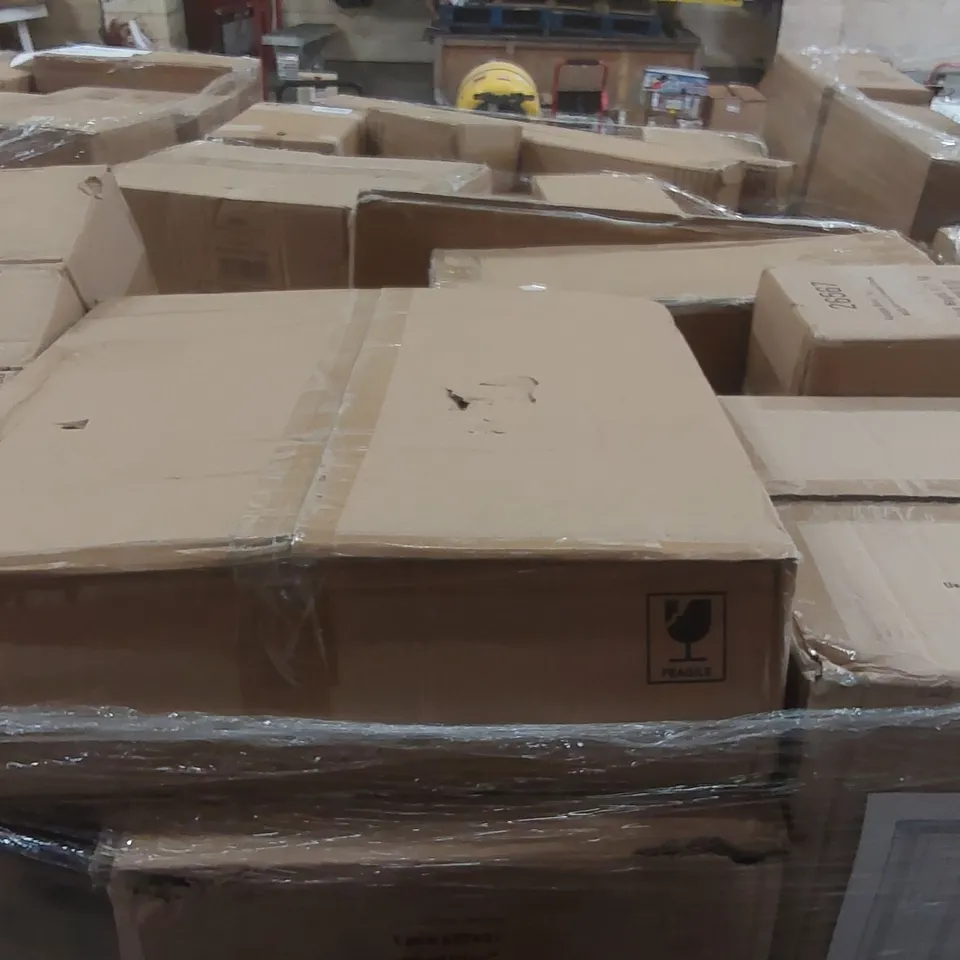 PALLET CONTAINING A VERY LARGE QUANTITY OF HOME LIGHTING PRODUCTS