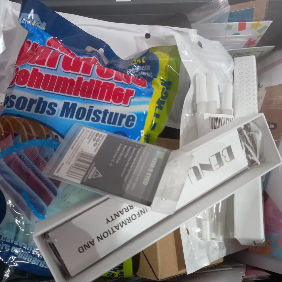 BOX OF 25 ASSORTED ITEMS TO INCLUDE - HANGING WARDROBE DEHUMIDIFIER - LIVERPOOL MAGNET - PET NAIL CLIPPERS ECT