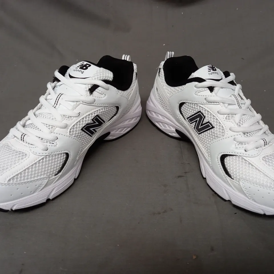 BOXED PAIR OF NEW BALANCE 530 TRAINERS IN WHITE/BLACK UK SIZE 6