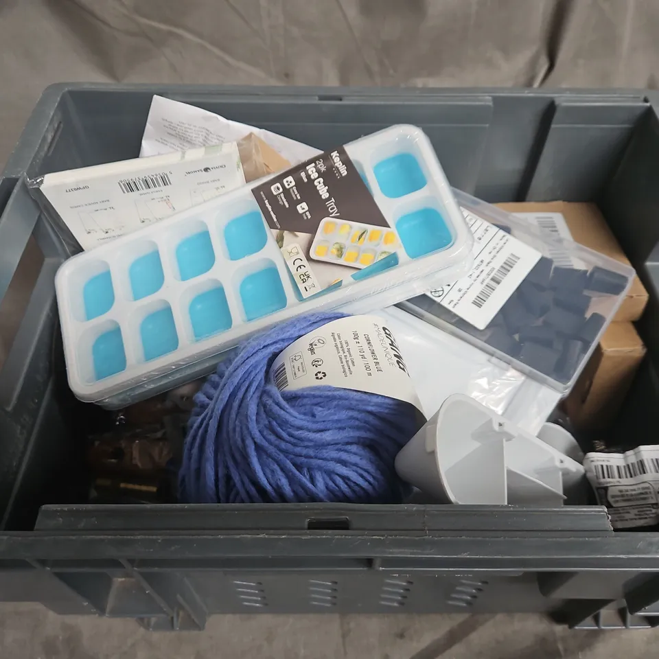 APPROXIMATELY 10 ASSORTED HOUSEHOLD ITEMS TOO INCLUDE WOOL , ICE CUBE TRAY , ROPE CORD , ETC 