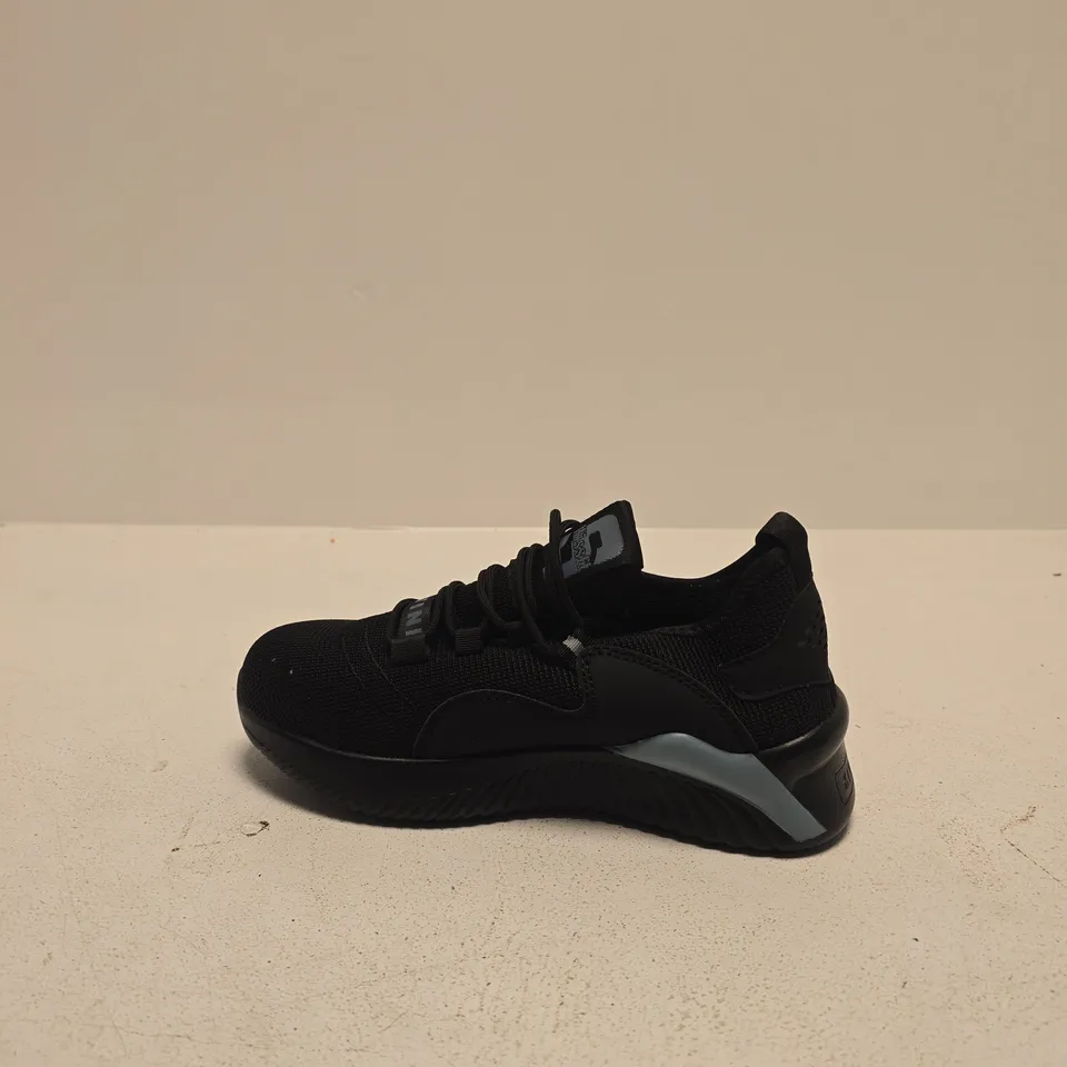 KIVINI KNIT RUNNER SNEAKERS – BLACK (SIZE EU 39)