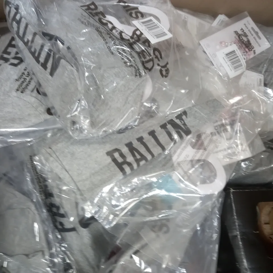 BOX OF APPROXIMATELY 40 ASSORTED HOUSEHOLD ITEMS TO INCLUDE PENCIL CASE, PET LEAD, CHARM, ETC