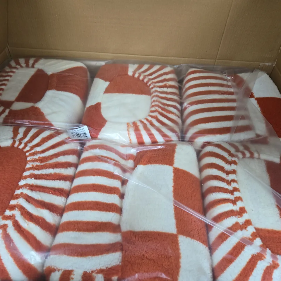 6 HOME SUPER SNUGGLY TEDDY FLEECE DUVET SET IN WHITE/ORANGE SQUARES - KING