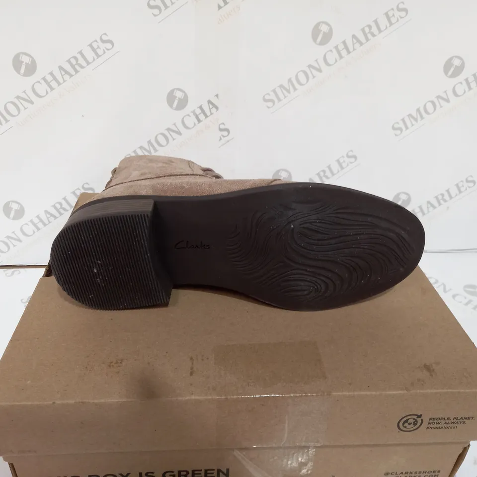 BOXED PAIR OF CLARKS BOOTS IN PEBBLE SUEDE - SIZE 6