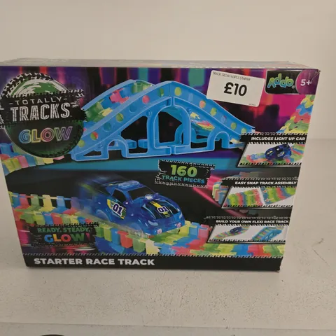 TOTAL TRACKS GLOW STARTER RACE TRACK – 160 PIECES, BOXED SET (AGE 5+)