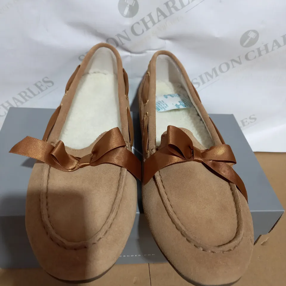 VIONIC ALICE WHEAT SLIP ON SHOES - SIZE 6	