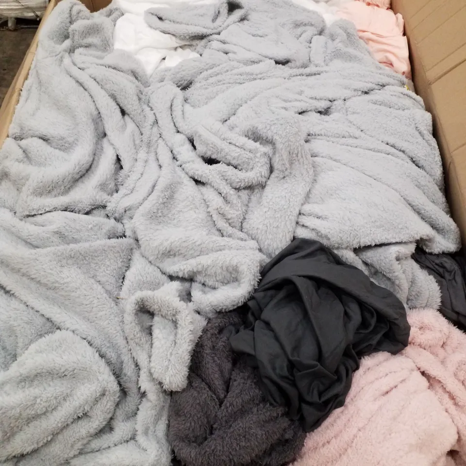 PALLET CONTAINING ASSORTED FLEECE FITTED SHEETS