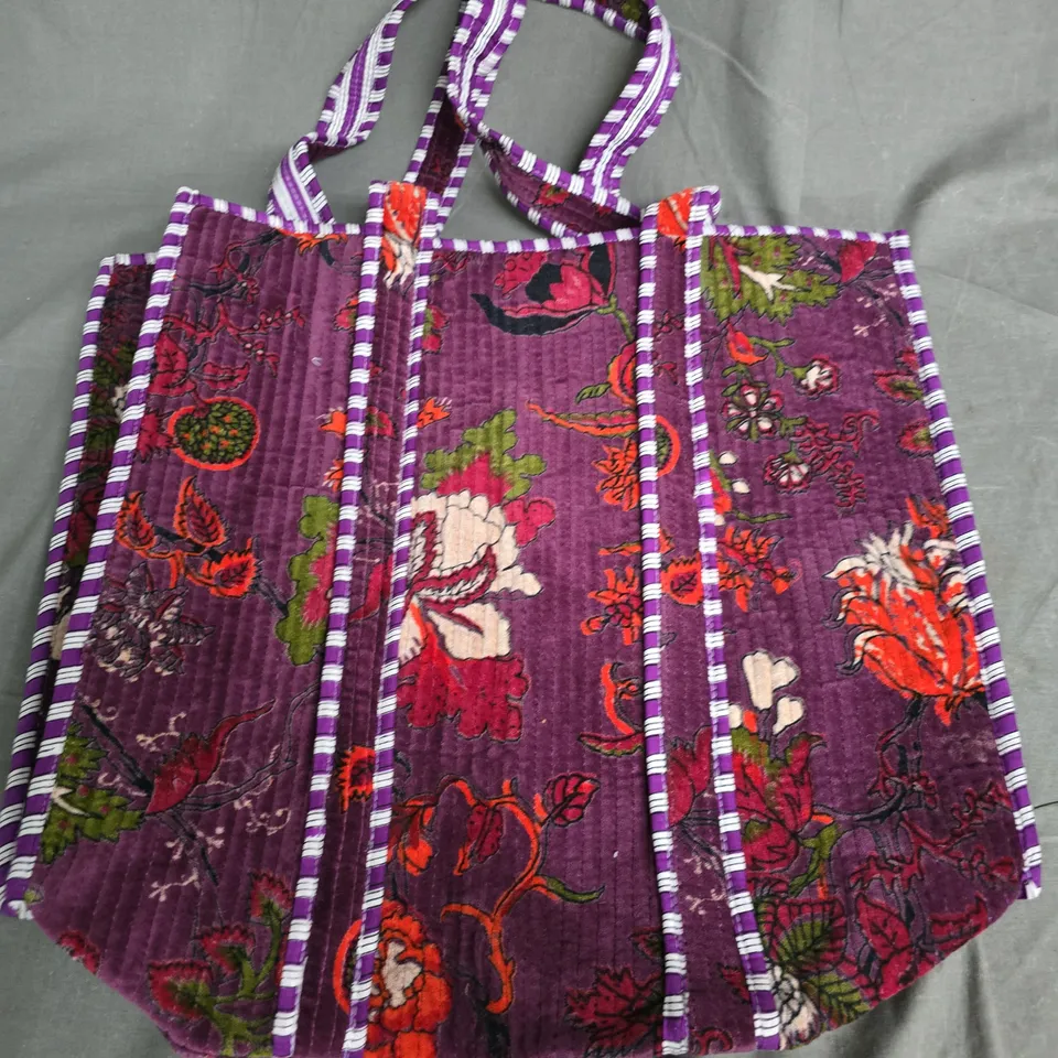 APPROXIMATELY 20 ASSORTED NILA PARMER DESIGNS COTTON QUILTED TOTE BAGS IN VARIOUS DESIGNS & COLOURS