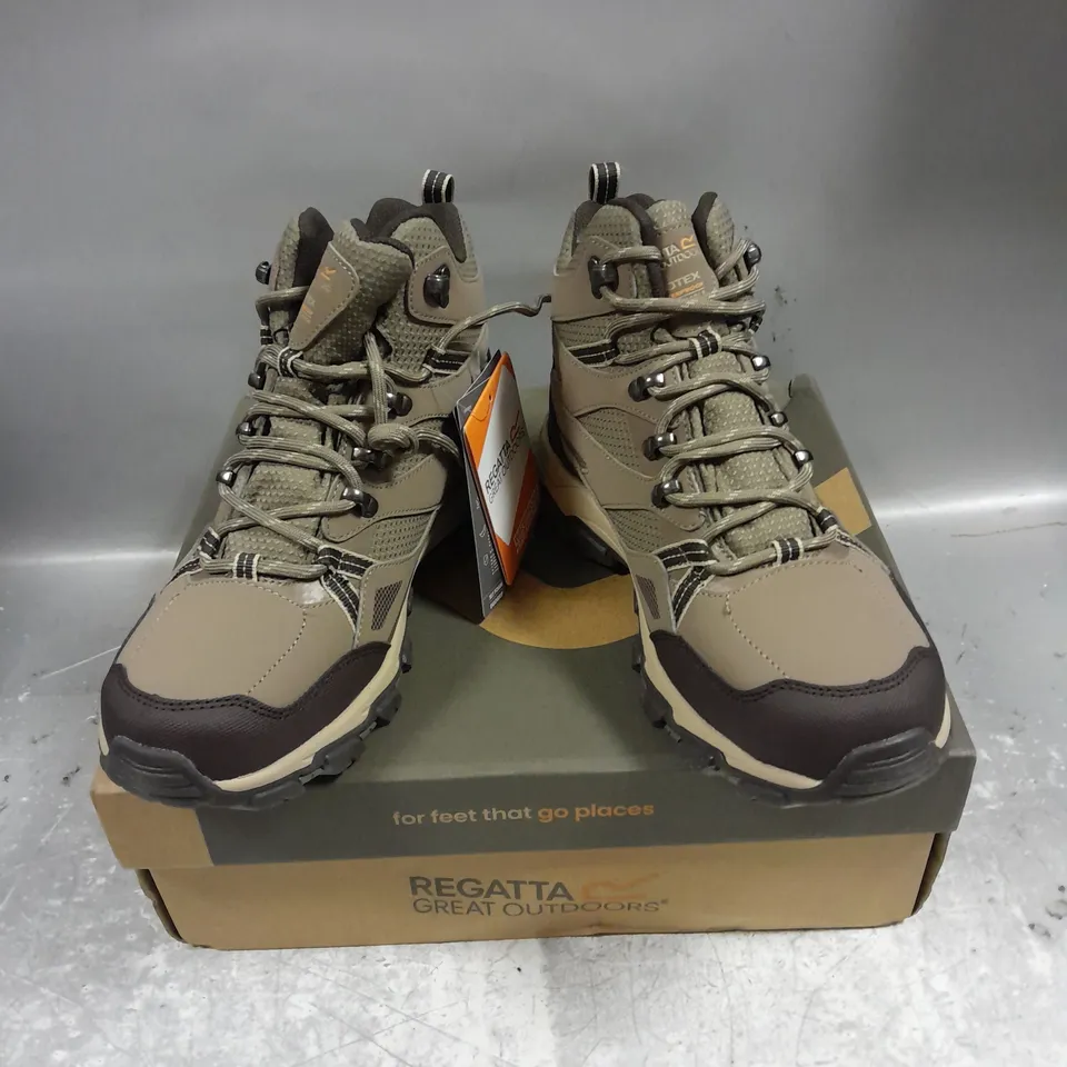 BOXED PAIR OF REGATTA GREAT OUTDOORS HOLCOMBE 3 WATERPROOF BOOTS IN WALNUT/WHITE PEPPER SIZE 6