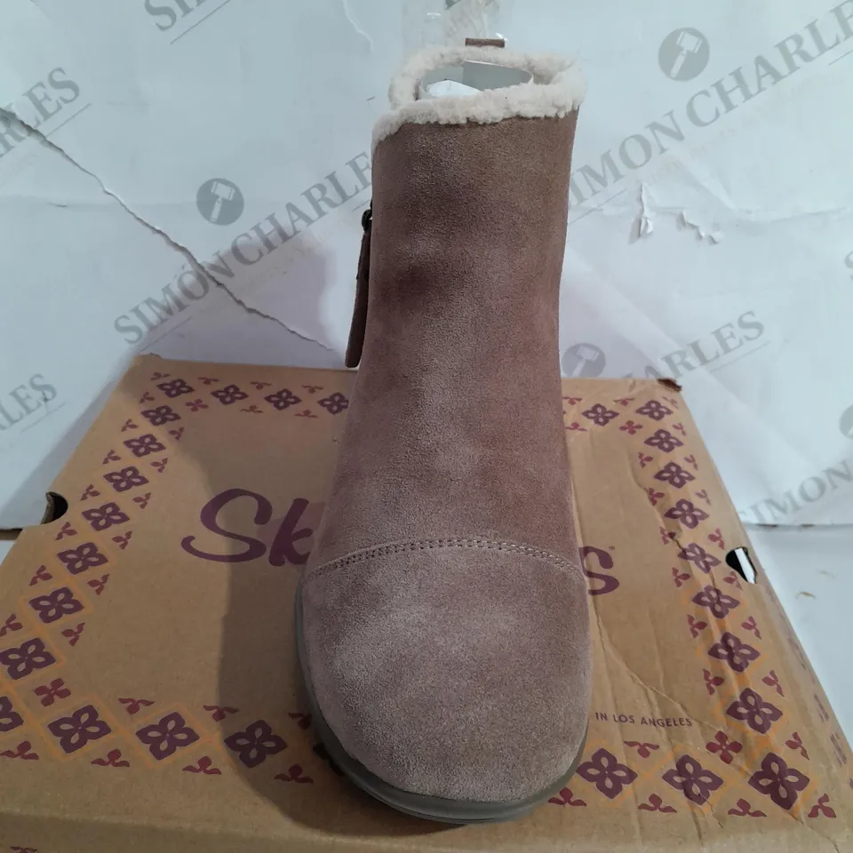 BOXED PAIR OF SKECHERS ANKLE BOOTS IN MUSHROOM UK SIZE 7