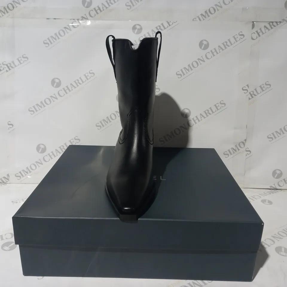BOXED PAIR OF DANIEL LOW BLOCK HEEL BOOTS IN BLACK EU SIZE 39