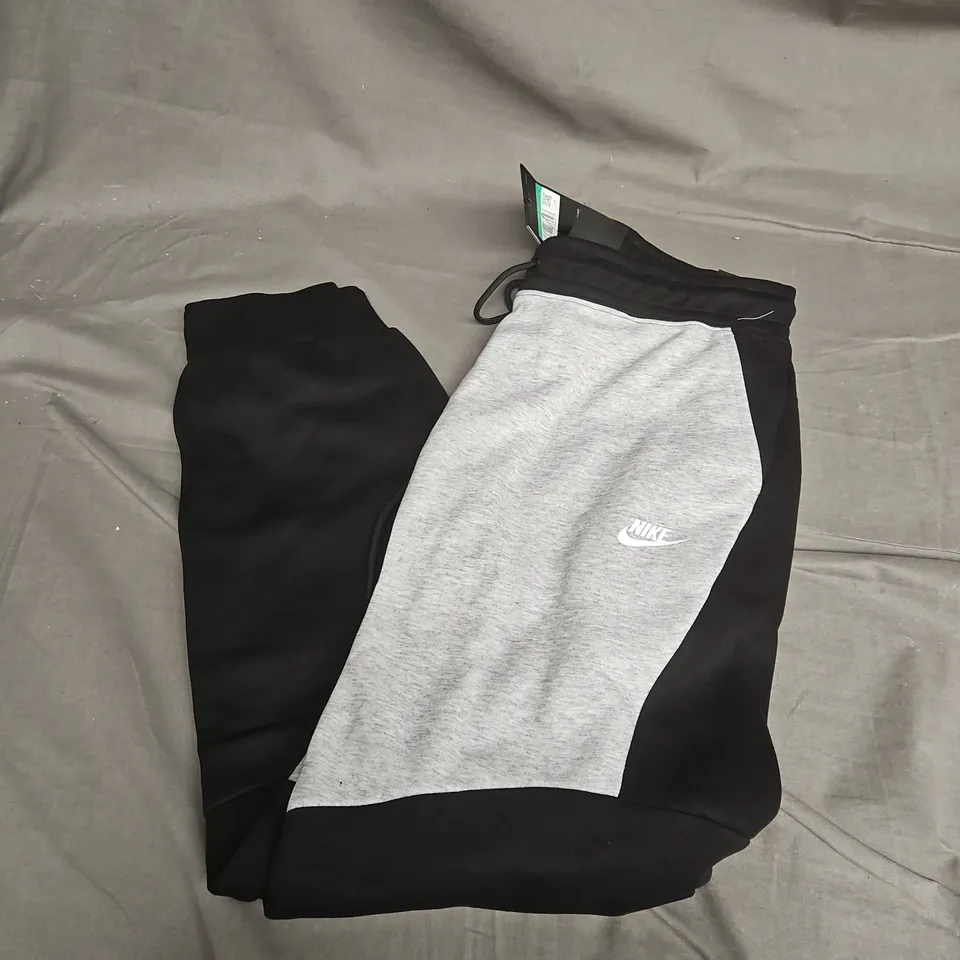 NIKE STANDARD FIT JOGGERS IN BLACK/GREY - XL