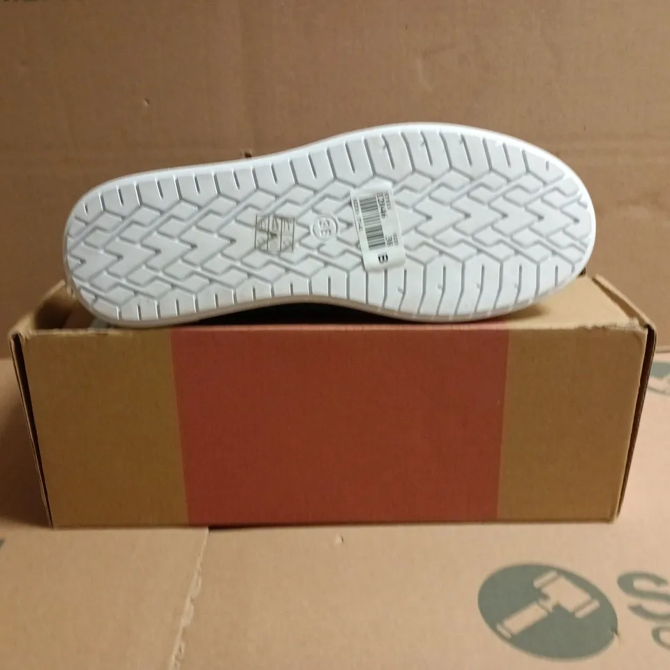 BOXED PAIR OF HEAVENLY FEET SHOES IN BLUE SIZE EU 38