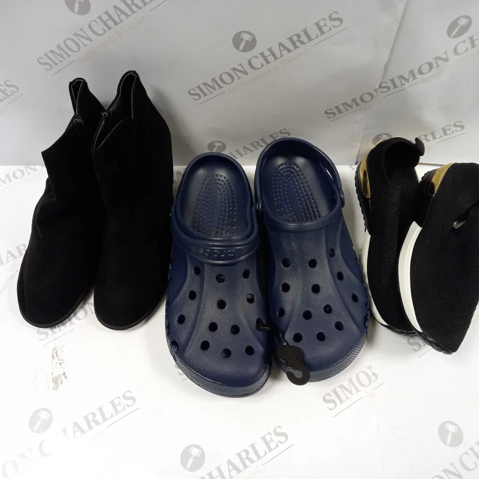 APPROXIMATELY 10 ASSORTED PAIRS OF SHOES IN VARIOUS STYLES & SIZES