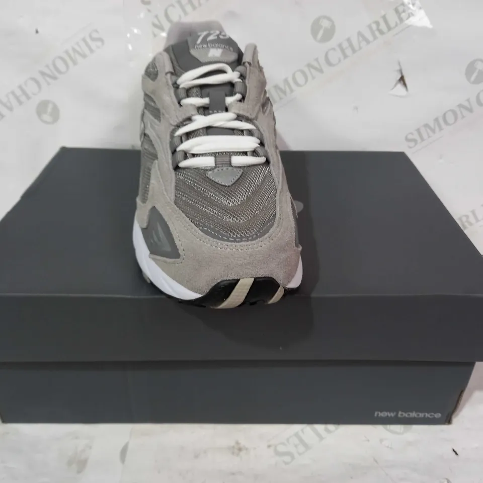 BOXED PAIR OF NEW BALANCE 725 TRAINERS IN GREY UK SIZE 9