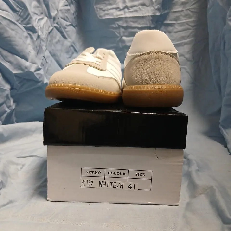 UK 7 WHITE & BEIGE TRAINERS – H1162 (EU 41)