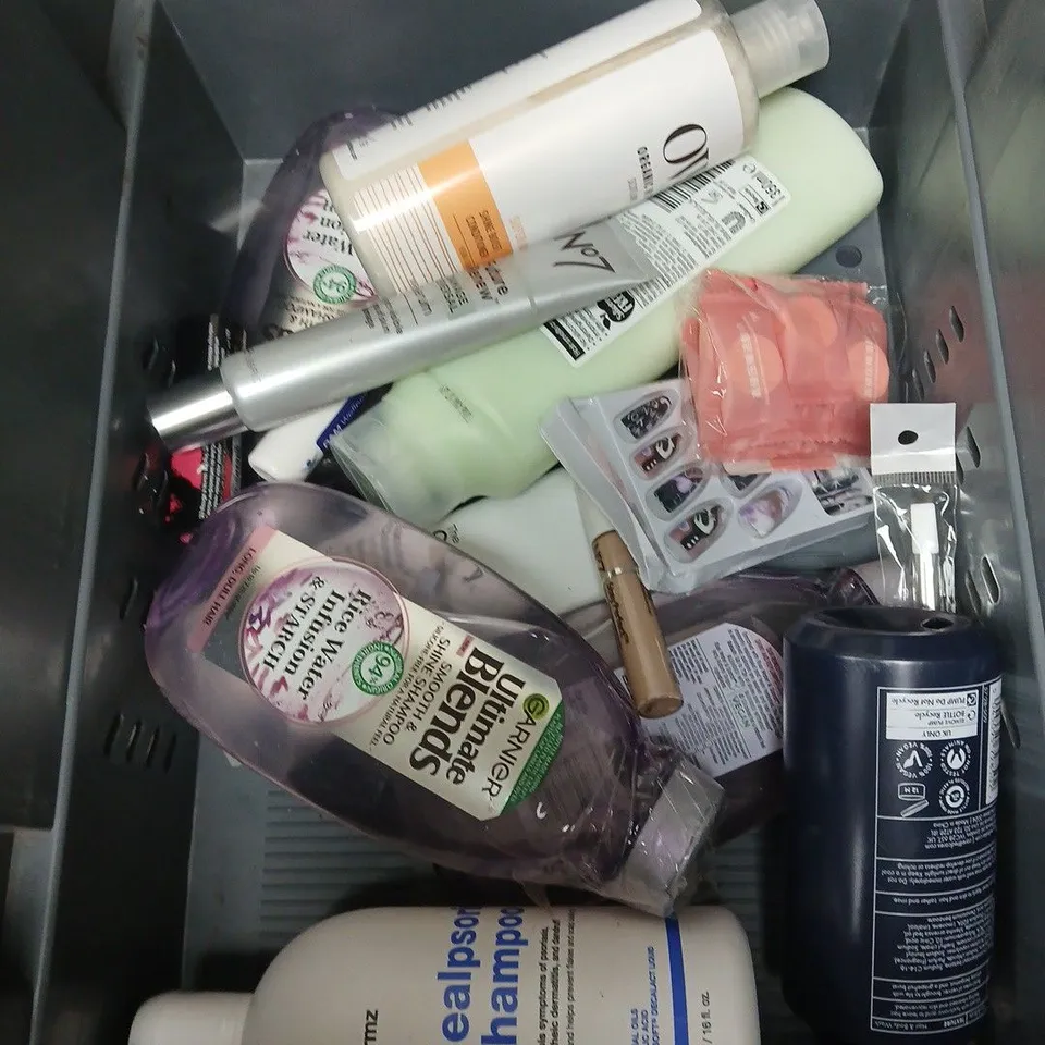 APPROXIMATEY 20 ASSORTED HEALTH AND BEAUTY PRODUCTS TO INCLUDE LITTLE COCO BATH AND BODY BUBBLES, COLGATE ULTIMATE RENEWAL AND WILD DEODORANT REFILL