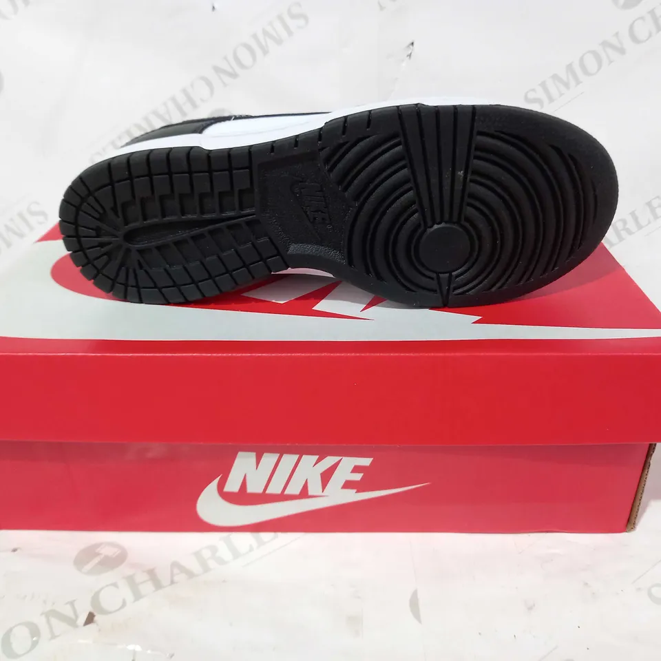 BOXED PAIR OF NIKE DUNK LOW TRAINERS IN BLACK/WHITE UK SIZE 5
