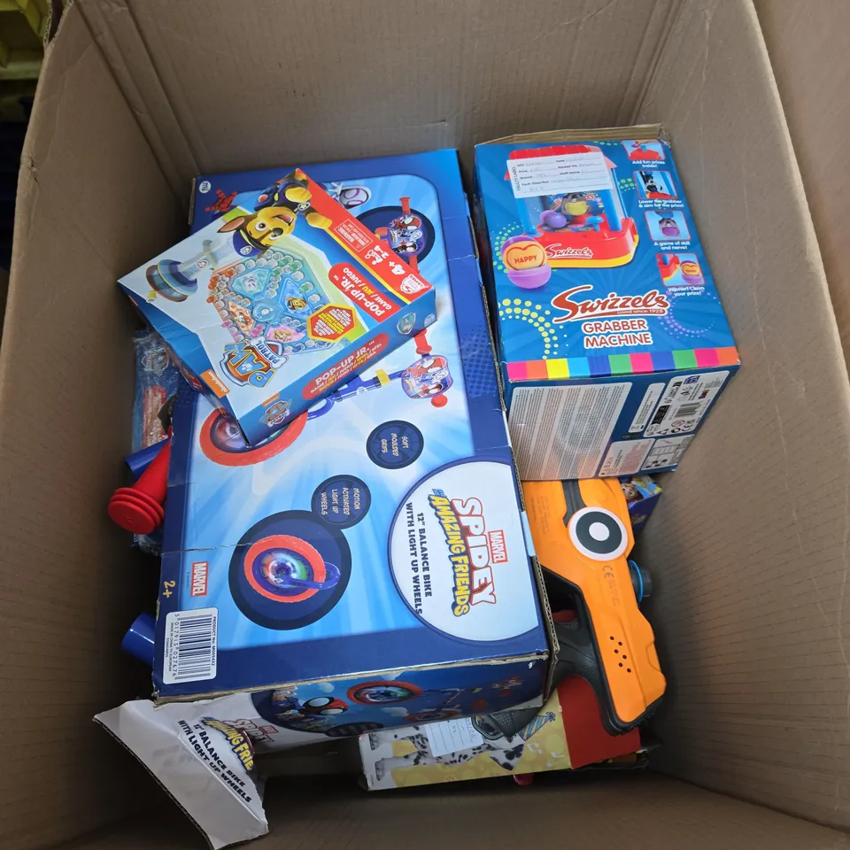 BOX OF APPROXIMATELY 10 ASSORTED TOYS INCLUDING PAW PATROL POP UP JR GAME, MARVEL SPIDEY BALANCE BIKE AND SWIZZLES GRABBER MACHINE