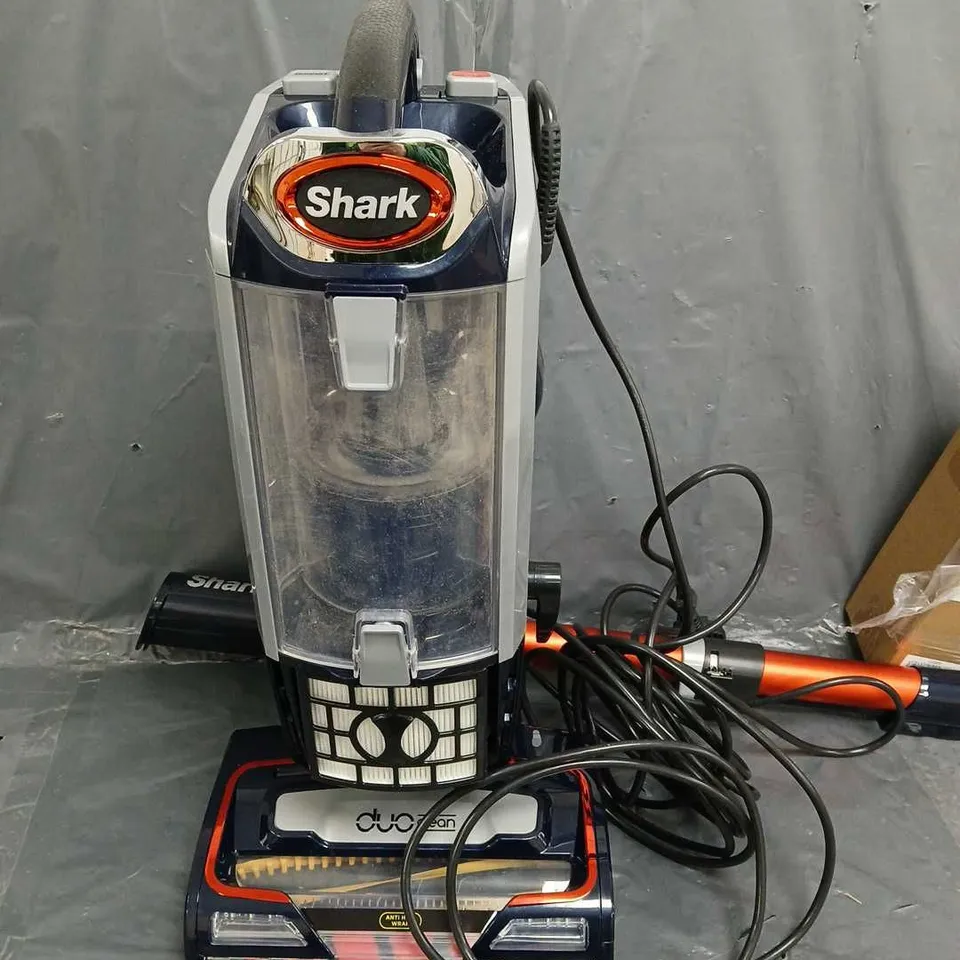 BOXED SHARK ANTI HAIR WRAP UPRIGHT VACUUM CLEANER WITH POWERED LIFT-AWAY & TRUE PET