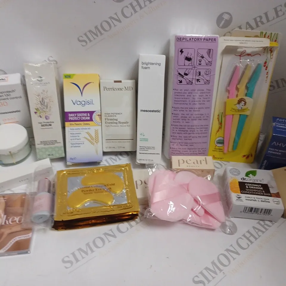 APPROXIMATELY 15 ASSORTED HEALTH AND BEAUTY ITEMS INCLUDING PEARL BLUSH AND BRONZER, CRYSTAL COLLAGEN GOLD POWDER EYE MASK
