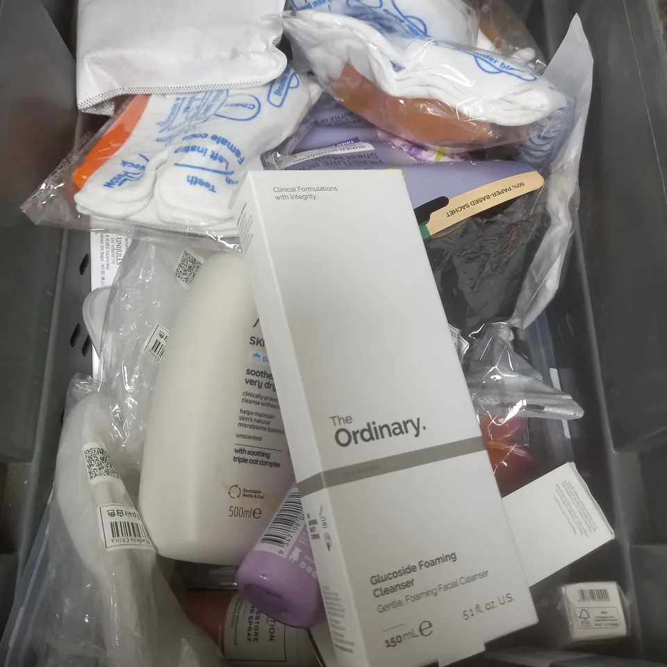 APPROXIMATELY 20 ASSORTED COSMETIC PRODUCTS TO INCLUDE ORAL B REPLACEMENT TOOTHBRUSH HEADS, ELF POWER GRIP SETTING SPRAY ETC