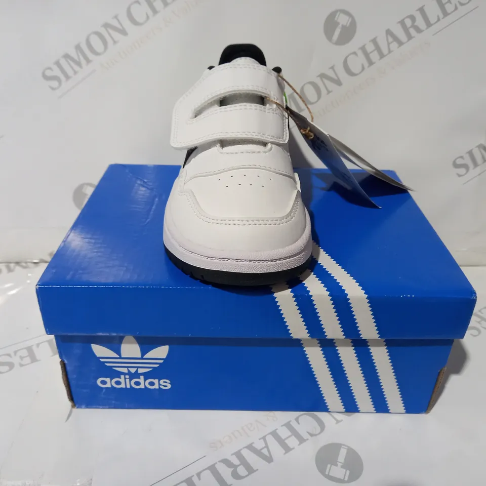 BOXED PAIR OF ADIDAS HOOPS 3.0 CF I KIDS SHOES IN WHITE/BLACK/GREEN UK SIZE 8.5