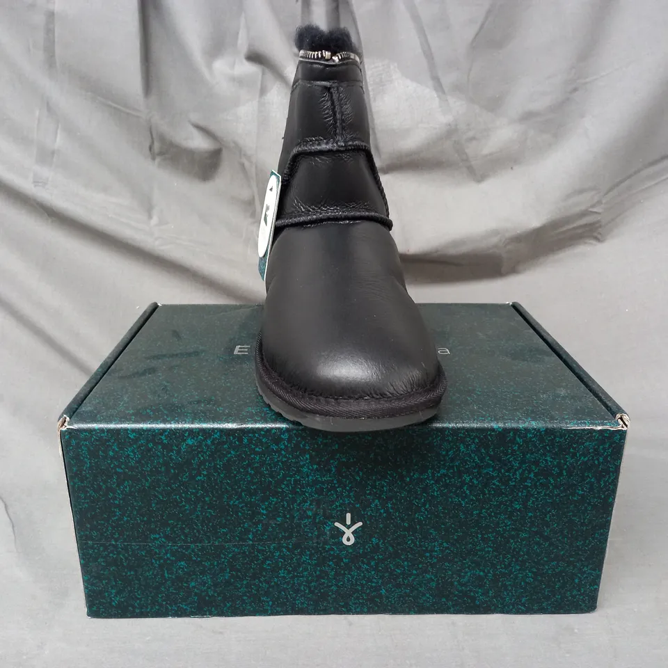 BOXED PAIR OF EMU AUSTRALIA BOOTS IN BLACK SIZE 7