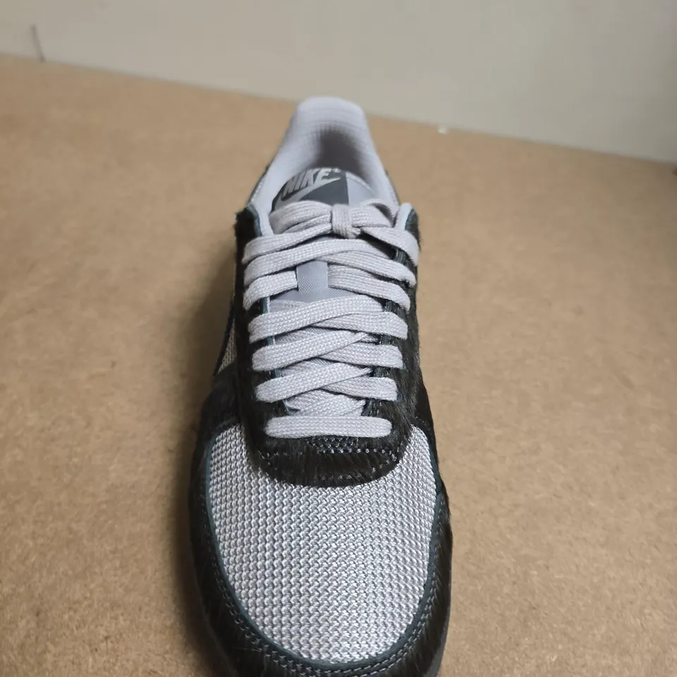 NIKE TRAINERS – UK SIZE 5.5