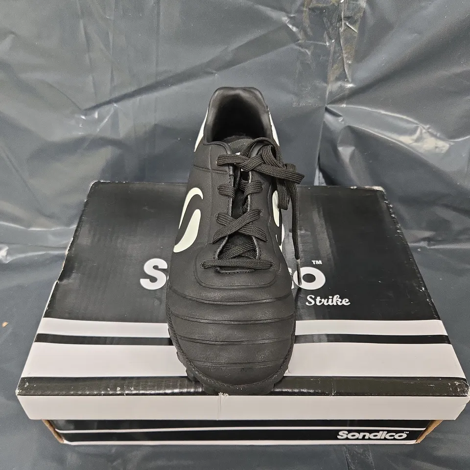 BOXED PAIR OF SONDICO CHILDRENS STRIKE TF TRAINERS IN BLACK - UK 1