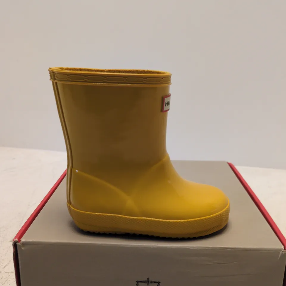 BOXED PAIR OF HUNTER KIDS YELLOW RAIN BOOTS - UK 4