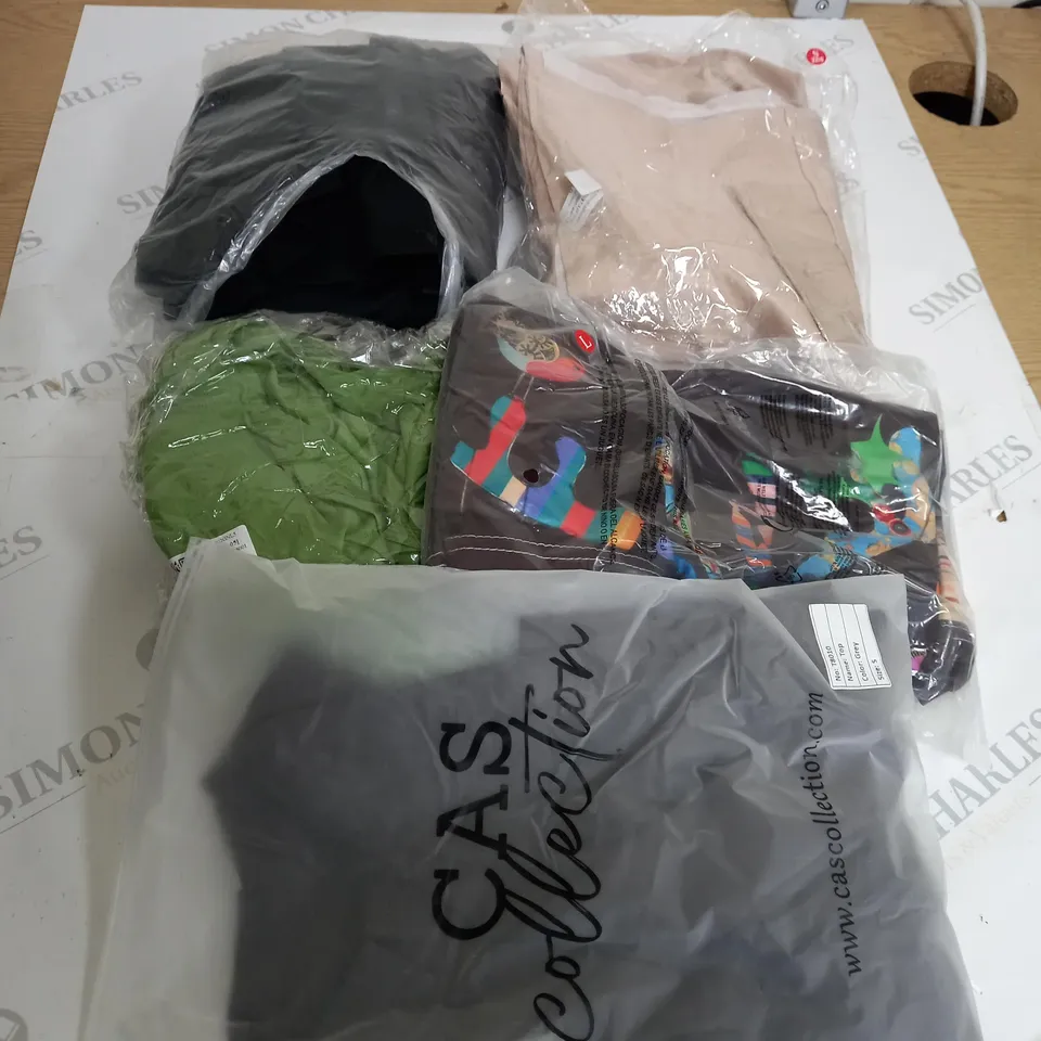BOX OF APPROX. 40 ASSORTED CLOTHING VARYING IN SIZE/COLOUR/STYLE TO INCLUDE:  TOPS, JEANS, JUMPERS