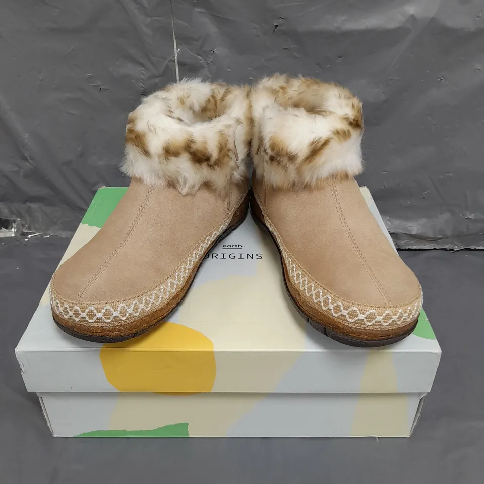 BOXED PAIR OF EARTH ORIGINALS EMMALYN BOOTIES IN BEIGE SIZE 6