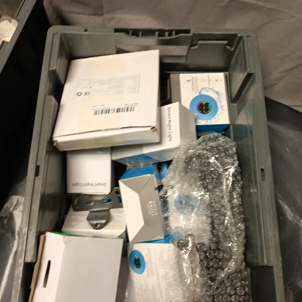 BOX OF APPROXIMATELY 20 ASSORTED TECH ITEMS TO INCLUDE:WIFI CAMERA AND SMART NIGHT LIGHT
