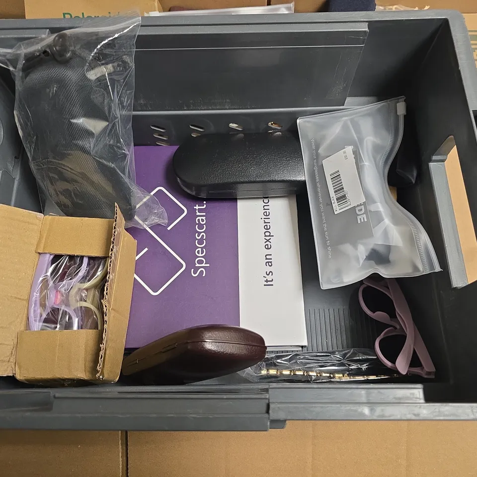 LOT OF APPROXIMATELY 19 ASSORTED PAIRS OF GLASSES AND CASES TO INCLUDE A.KJAERBEDE, SPECSAVERS AND POLAROID
