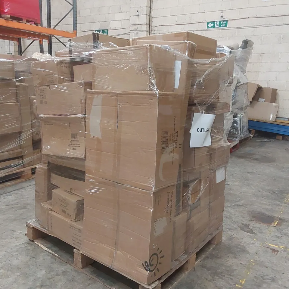 PALLET CONTAINING A VERY LARGE QUANTITY OF HOME LIGHTING PRODUCTS