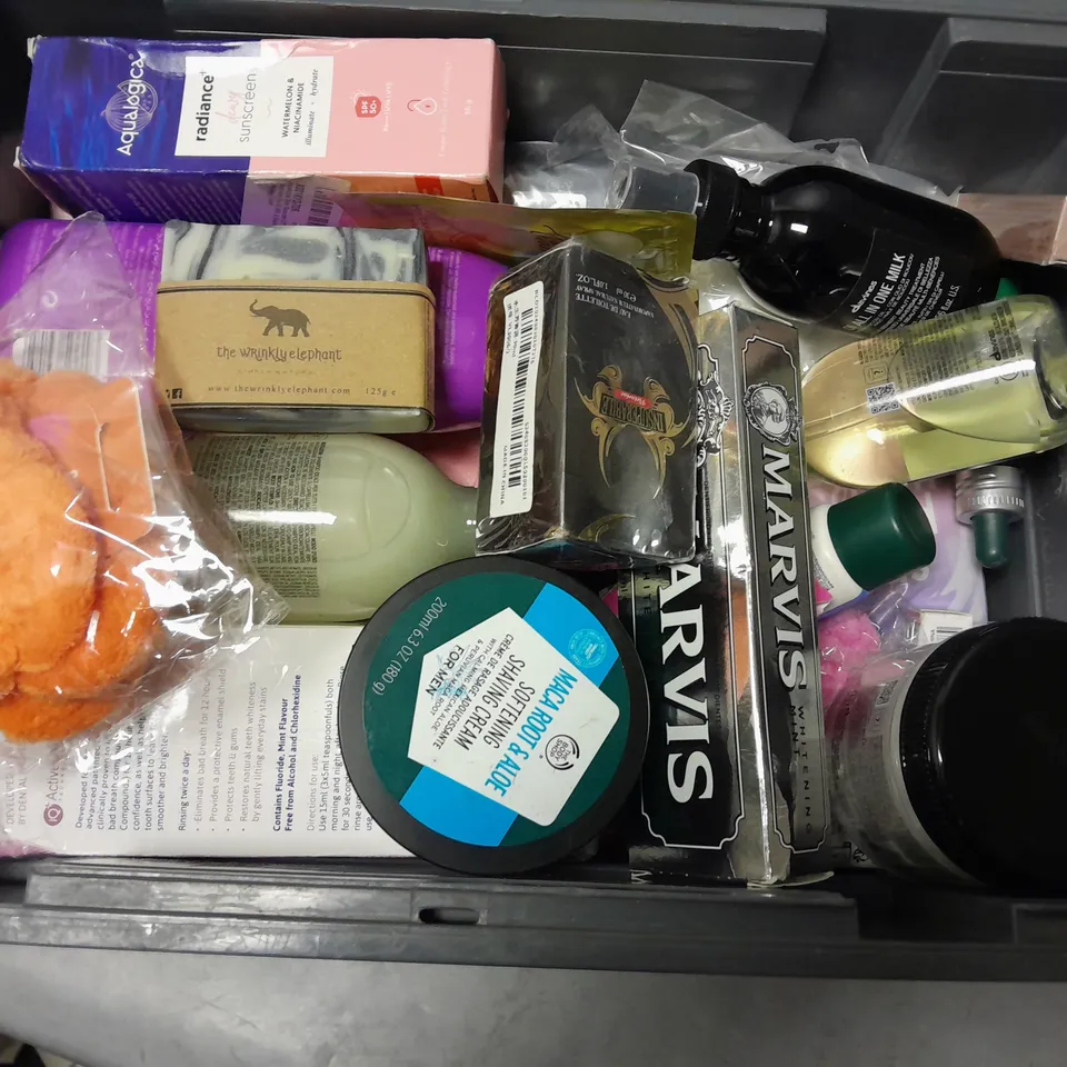 APPROXIMATELY 16 ASSORTED COSMETICS ITEMS TO INCLUDE ULTRA DEX O`RA`L RINSE (500ml), THE BODY SHOP MACA ROOT SHAVING CREAM, LIQUID BLUSHER, ETC