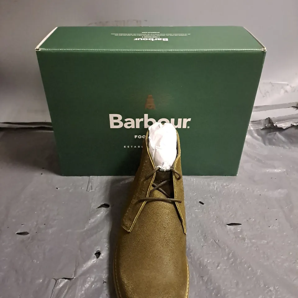 BOXED PAIR OF BARBOUR READHEAD KHAKI BOOTS SIZE UK 10