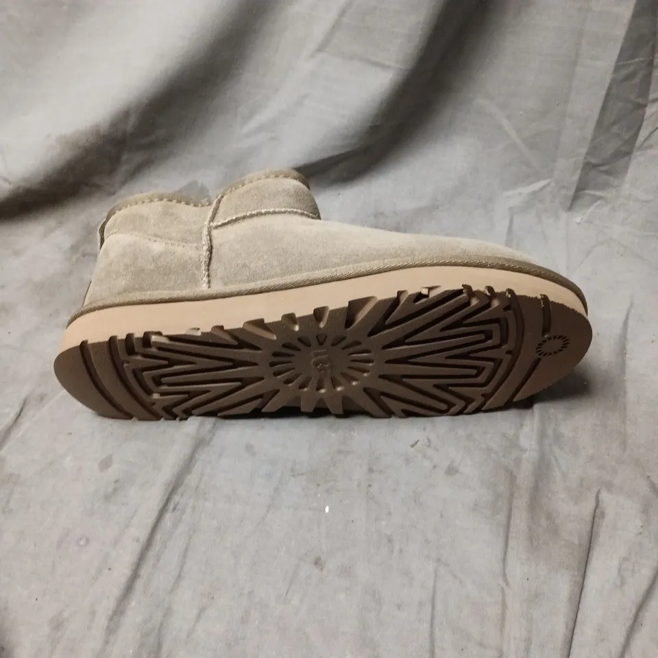 UGG BEIGE SUEDE CHILDREN'S ANKLE BOOTS WITH FAUX FUR LINING SIZE 6