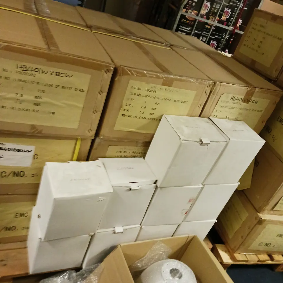 LOT CONTAINING A LARGE QUANTITY OF DOWNLIGHTS AND ELECTRICAL INSERTS IN VARIOUS COLOURS