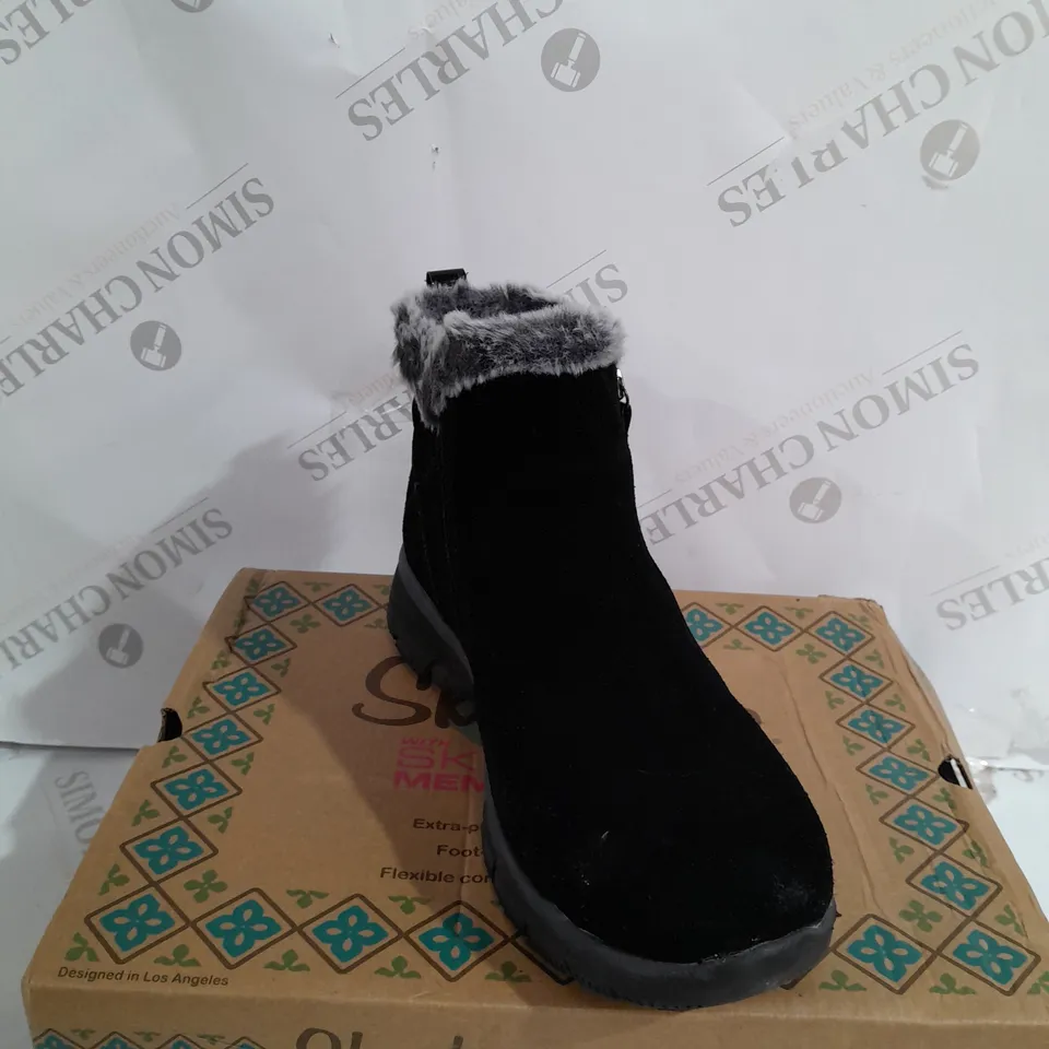 BOXED PAIR OF SKECHERS WINTER ON THE GO FAUX FUR TRIM BOOTS, BLACK - SIZE 5.5