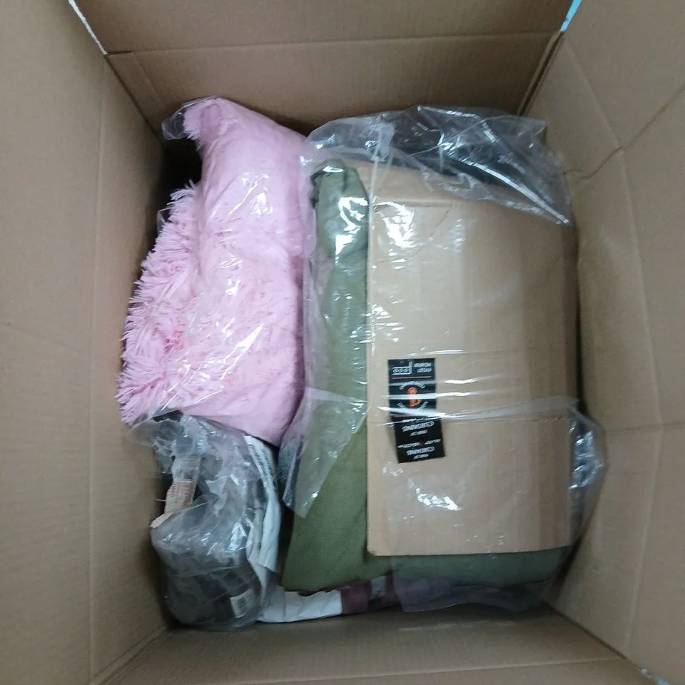 BOX OF APPROXIMATELY 15 ASSORTED HOUSEHOLD GOODS TO INCLUDE: WOVEN THROW AND BIANCA TOWELS 