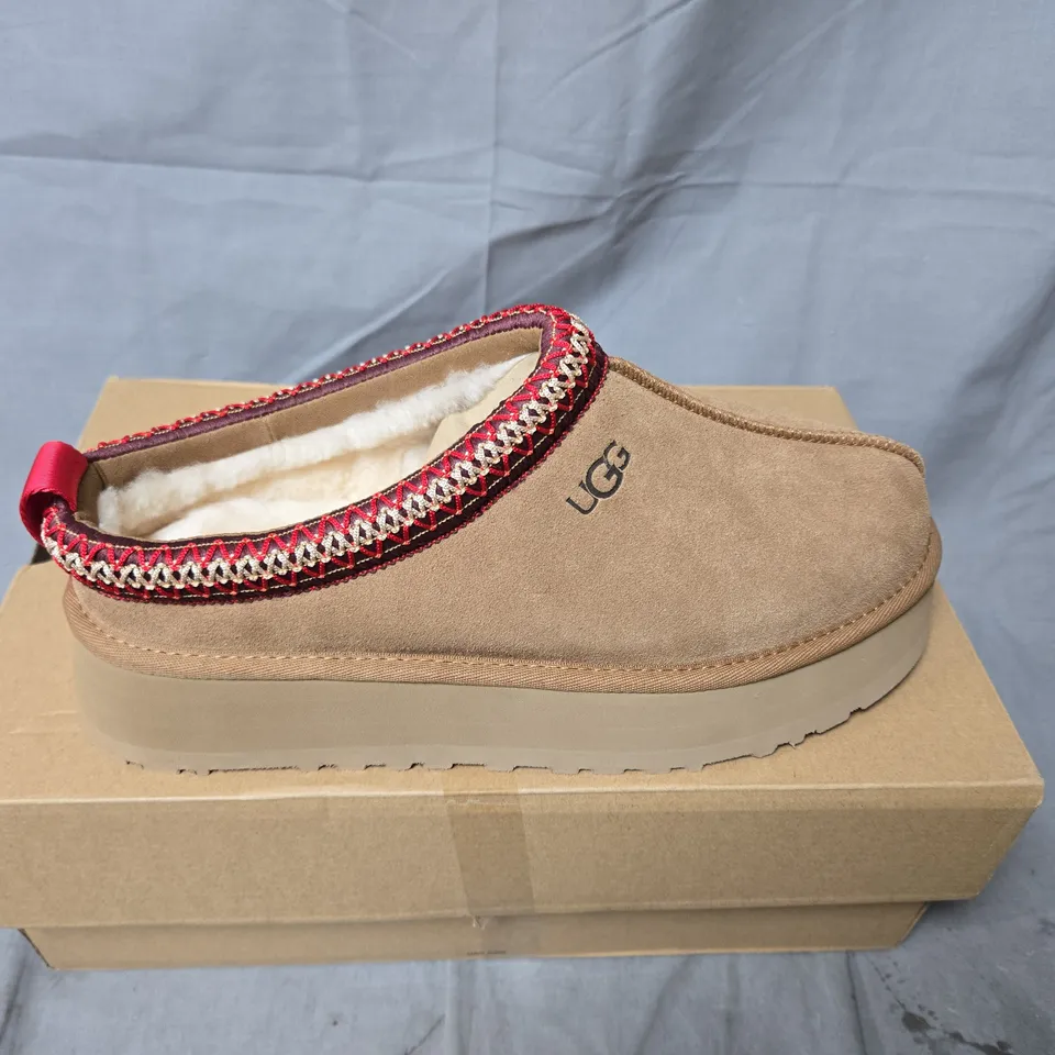 BOXED PAIR OF UGG SUEDE SLIPPERS WITH SHEARLING LINING – SAND/TAN, UK 8